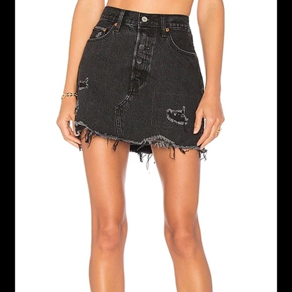 Levi’s Skirt Women Size 25 Jean Black Denim Distressed Cut Off Button Fly B7 - Picture 1 of 12